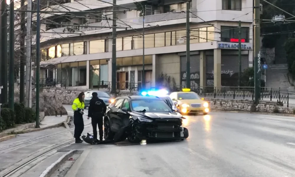 Βασιλέως Κωνσταντίνου: Σημειώθηκε τροχαίο καθώς αυτοκίνητο προσέκρουσε σε πεζοδρόμιο- Ήταν δίπλα σε γραμμές του τραμ (Εικόνες)